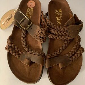 NWT..FOOTBEDS.. leather sandals